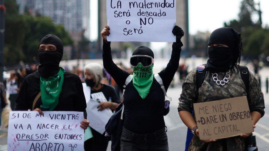 Feministas marchan en CDMX por aborto legal y advierten fragmentación del movimiento
