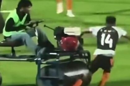 Futbolista británico se salva de una fractura tras ser atropellado por carrito médico
