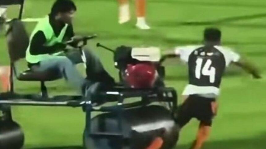 Futbolista británico se salva de una fractura tras ser atropellado por carrito médico