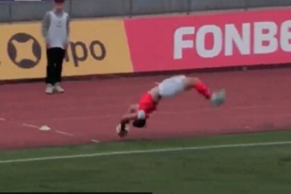 Futbolista perfecciona saque de banda con salto mortal y logra tercera asistencia
