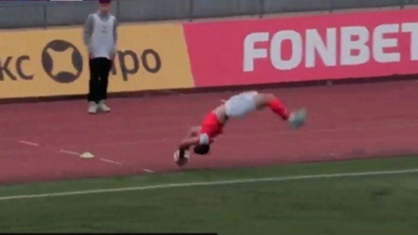 Futbolista perfecciona saque de banda con salto mortal y logra tercera asistencia