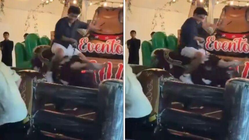 Gil Mora demuestra sus habilidades como jinete en un toro mecánico