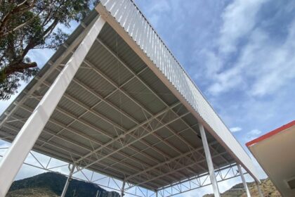 Gobierno de la Gente entrega techado escolar en La Tapona, Atarjea
