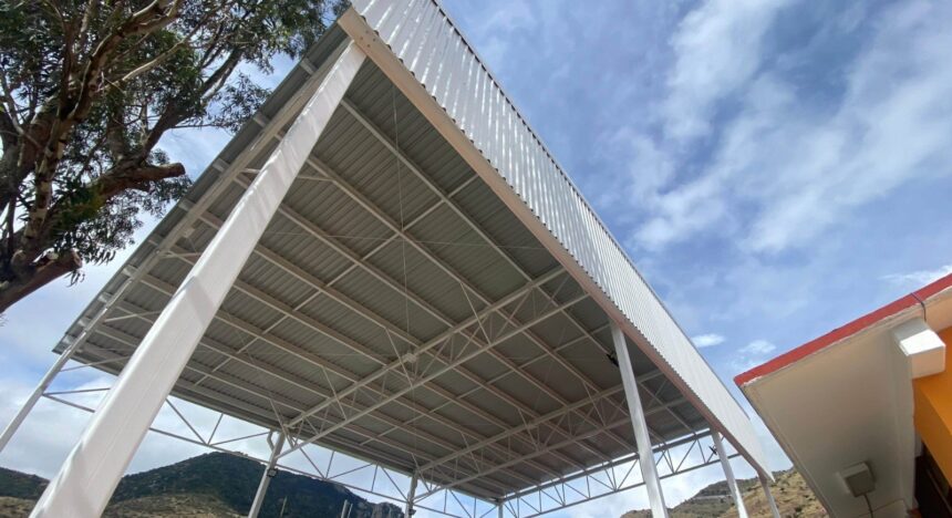 Gobierno de la Gente entrega techado escolar en La Tapona, Atarjea