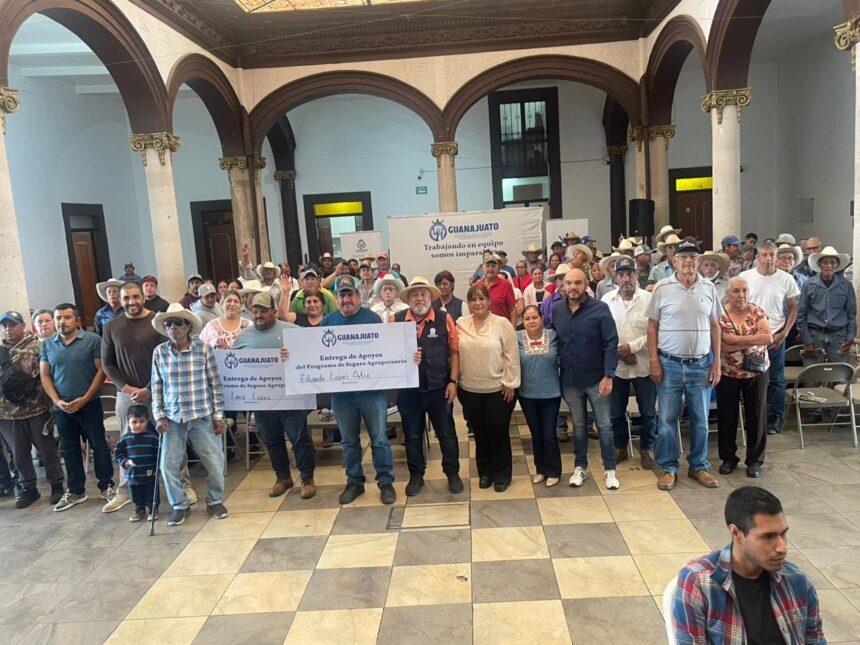 Gobierno de la Gente y SECAM apoyan a productores afectados de Moroleón