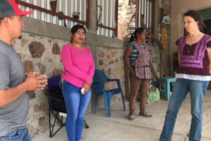 Gobierno visita migrante y su hijo deportados de Santa Catarina