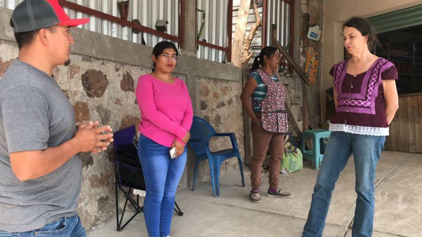 Gobierno visita migrante y su hijo deportados de Santa Catarina