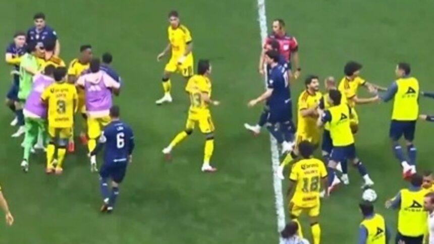 Golpes vuelan en Cruz Azul vs América: Santander perdona las tarjetas rojas