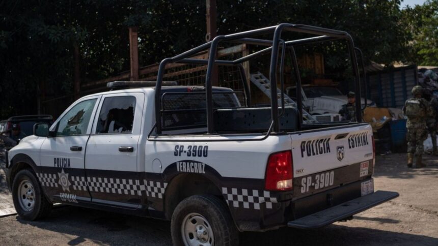Grupo armado mata a dos agentes y hiere a otra en Veracruz