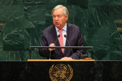 Guterres pide regular la IA al despedirse ante la Asamblea General