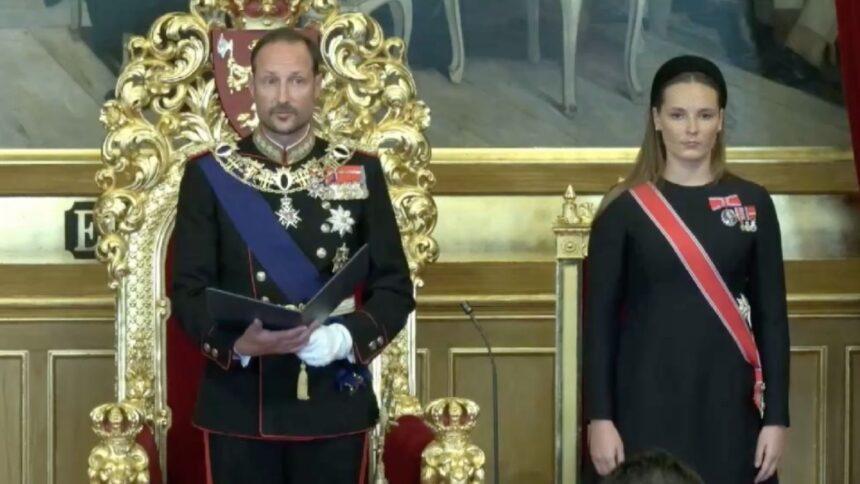Haakon VIII asume el trono de Noruega acompañado por su hija heredera