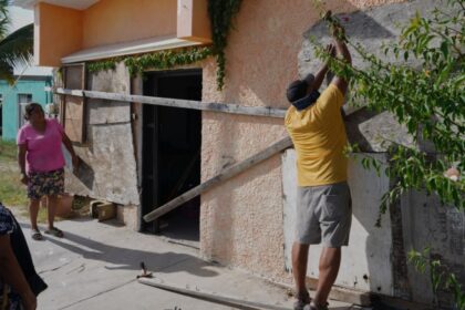 Habitantes de Baja California Sur refuerzan diques, protegen viviendas y son evacuados