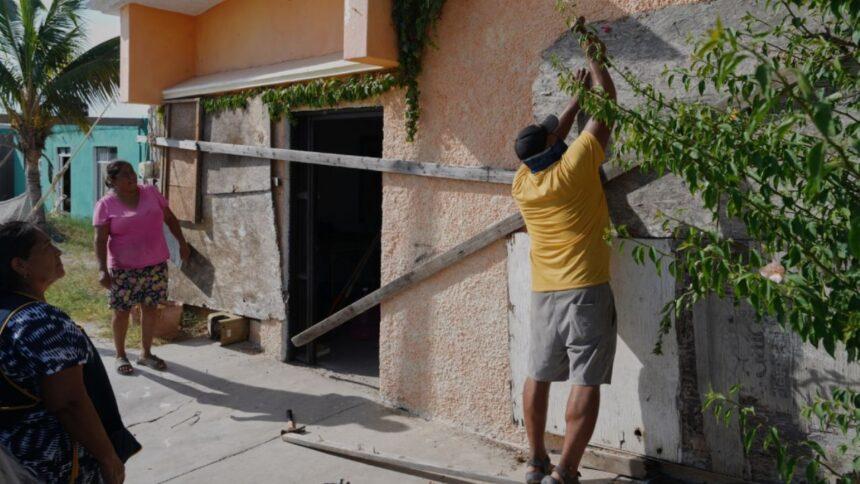 Habitantes de Baja California Sur refuerzan diques, protegen viviendas y son evacuados