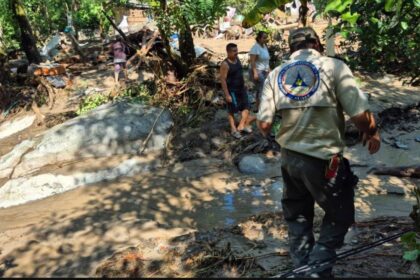 Hallan muertos a dos menores; buscan a tres tras crecida en Jalisco