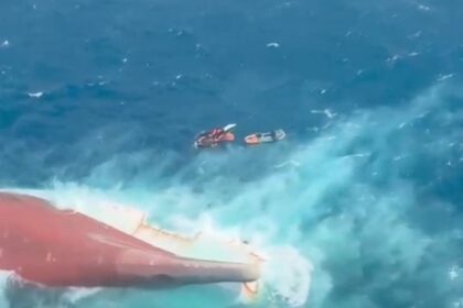 Hallan volcado el barco naufragado en Indonesia: seis muertos y 129 desaparecidos