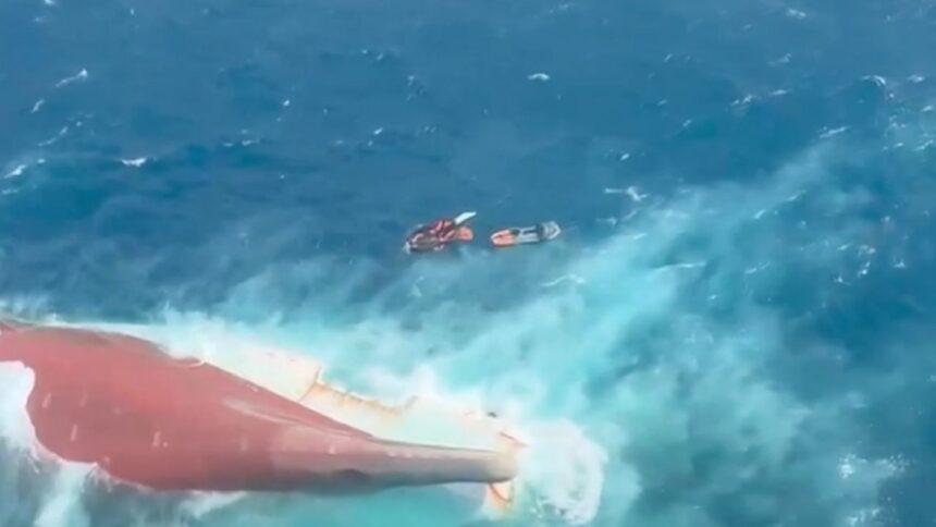 Hallan volcado el barco naufragado en Indonesia: seis muertos y 129 desaparecidos