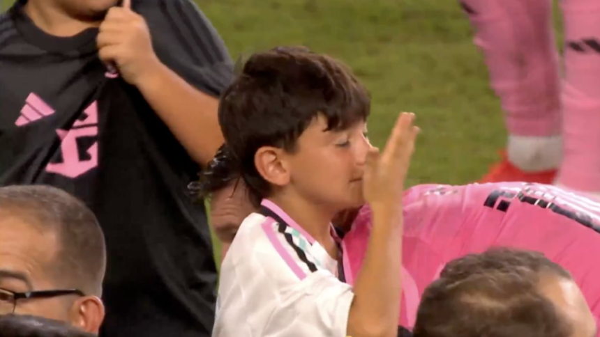 Hijo de Messi huele el sudor de su mano tras ganar Campeones Cup
