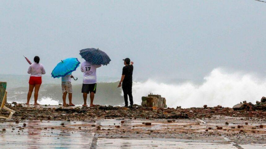 Huracán Polo amenaza BCS con alto oleaje y al país con lluvias