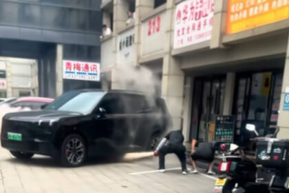 Incendio de camioneta eléctrica atribuido a batería portátil desplazada por un peatón