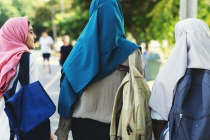 Irán impide a familia conmemorar muerte de mujer detenida sin velo