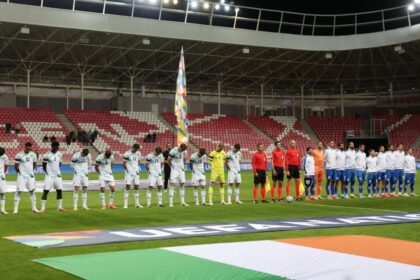 Irlandeses bajan la cabeza ante himno israelí con brazaletes negros por Palestina