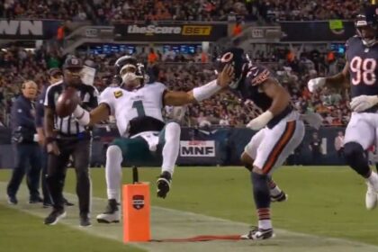 Jalen Hurts recibe golpe artero de Bears; coach lo llama cobarde