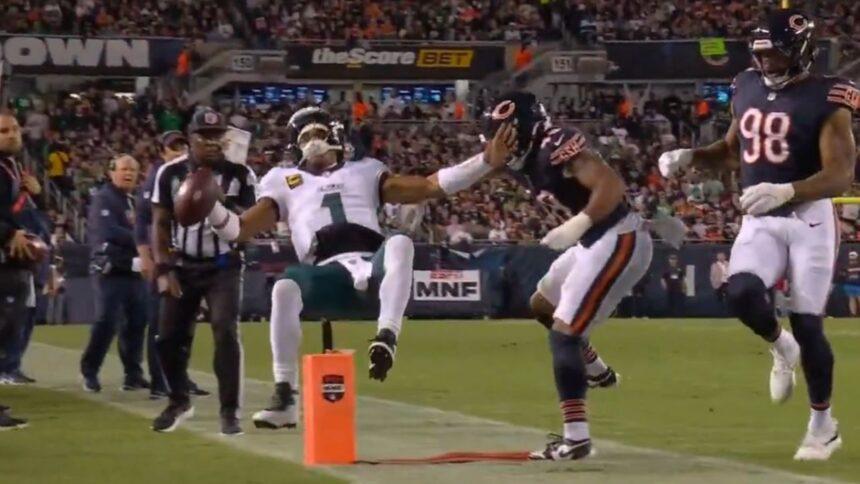 Jalen Hurts recibe golpe artero de Bears; coach lo llama cobarde