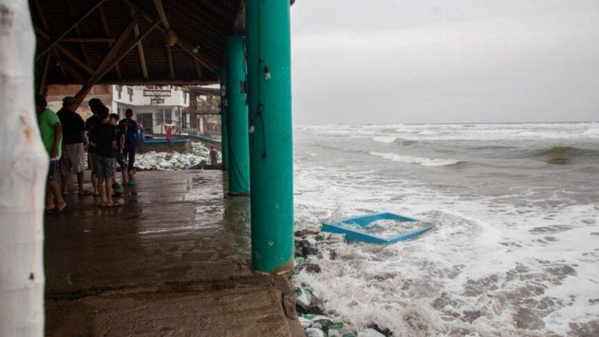 Jalisco suspende clases en 30 municipios por fuertes lluvias de Rachel
