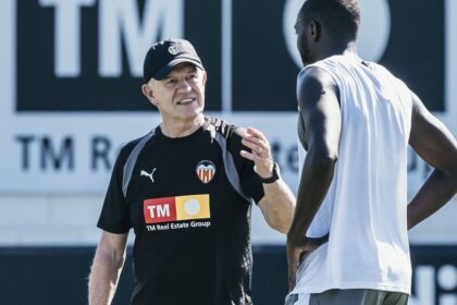 Javier Aguirre aterriza en Valencia y dirige su primera práctica