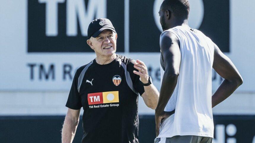 Javier Aguirre aterriza en Valencia y dirige su primera práctica