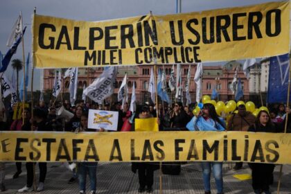Jóvenes argentinos se endeudan para estudiar y comer ante costos crecientes