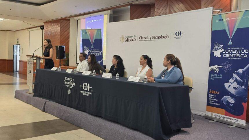 Jóvenes guanajuatenses se acercan a la ciencia en congreso del CIO
