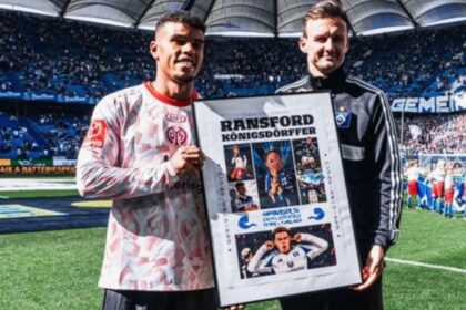 Jugador recibe reconocimiento de su exequipo, les marca y celebra el gol