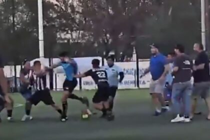 Jugadores amateur en Monterrey golpean a árbitro tirado y patean su cabeza