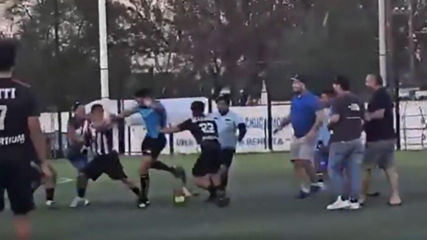 Jugadores amateur en Monterrey golpean a árbitro tirado y patean su cabeza
