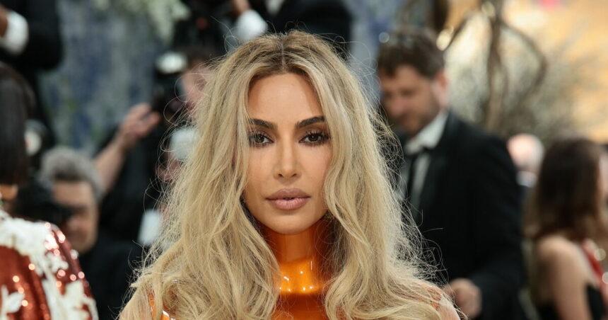 Kim Kardashian recibe un euro diez años después del robo en París