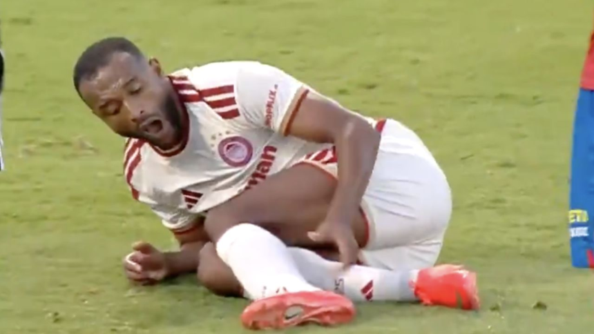 La 'Hormiga' González releva a su compañero tras escalofriante lesión del Olympiacos