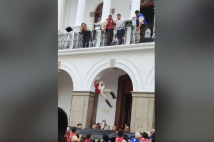 Lanzan a niño disfrazado de Juan Escutia desde balcón municipal en Ameca