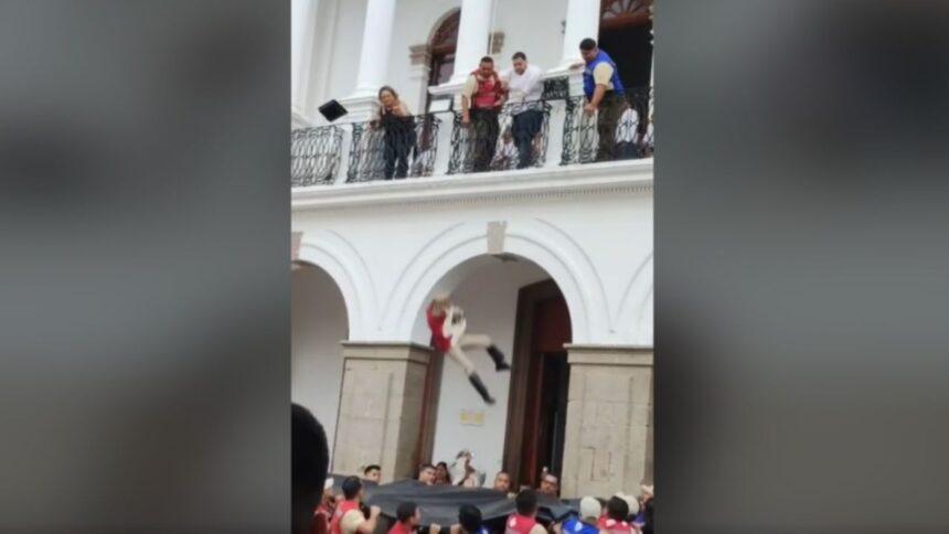 Lanzan a niño disfrazado de Juan Escutia desde balcón municipal en Ameca