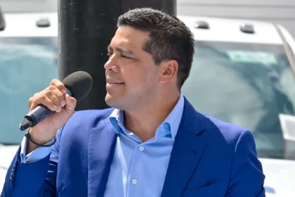 Leo Montañez entrega 32 vehículos para fortalecer MIAA
