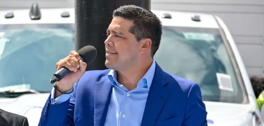 Leo Montañez entrega 32 vehículos para fortalecer MIAA