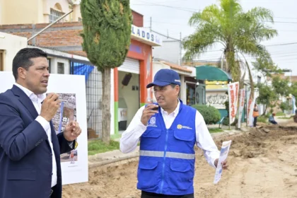 Leo supervisa obras de pavimentación para mejorar vialidades