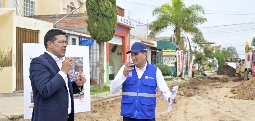 Leo supervisa obras de pavimentación para mejorar vialidades
