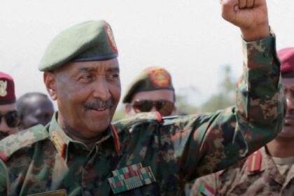 Líder militar sudanés afirma no necesitar visas tras retención de permiso estadounidense