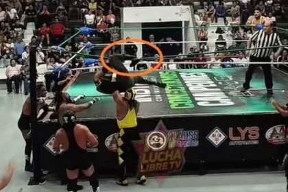 Luchador queda atorado en tercera cuerda, sufre lesión y va al hospital