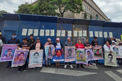 Madre de normalista desaparecido reprocha a presidenta falta de respaldo