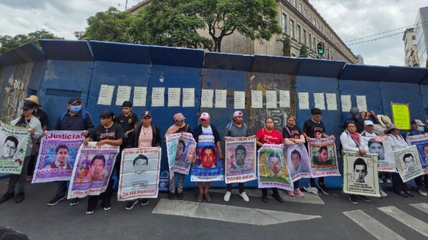 Madre de normalista desaparecido reprocha a presidenta falta de respaldo