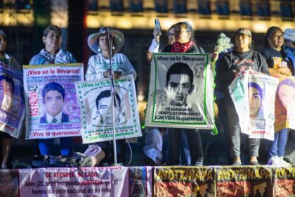 Madres y padres de Ayotzinapa exigen saber quién dio la orden