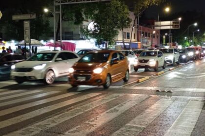 Manifestantes bloquean Viaducto Miguel Alemán y denuncian filtraciones de aguas residuales