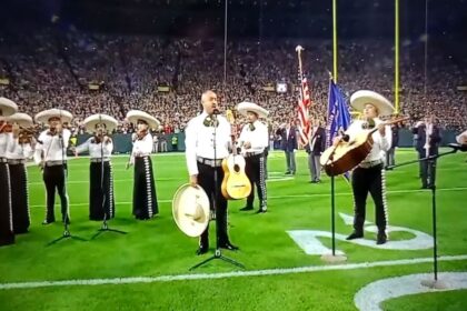 Mariachis interpretan el himno de Estados Unidos antes del Falcons vs Packers